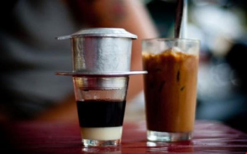 Ly cà phê hữu cơ đang nhỏ giọt qua phin truyền thống, trải nghiệm pha chế tại nhà